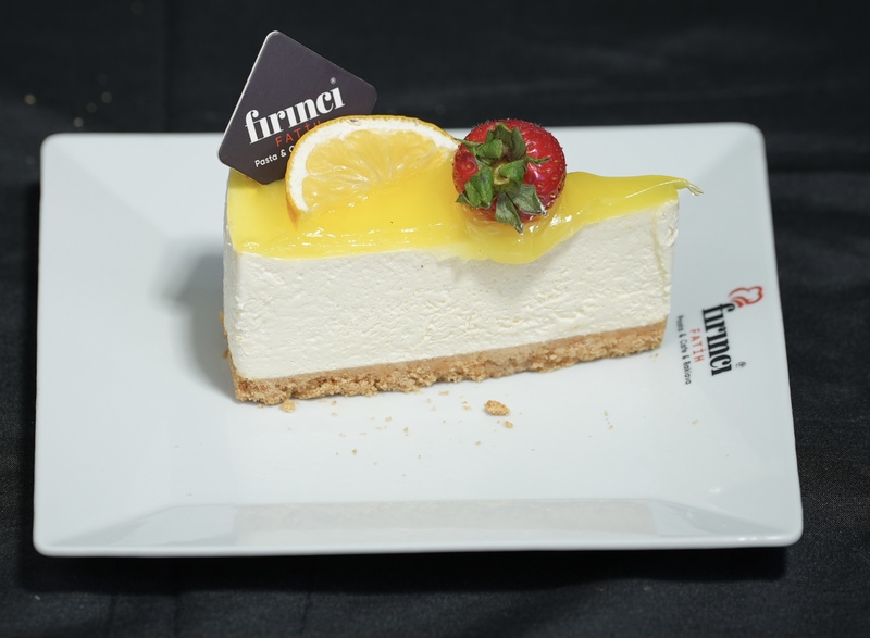 Lemon cheesecake slice